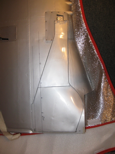 Here’s how the outer door should look in retracted position, after the door is properly hinged. Lithoplate around gear base is painted to match the wing color. 