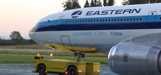 Scale Lockheed L-1011 with RC Pushback Tractor